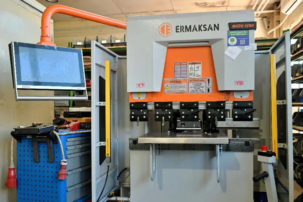 Ermaksan CNC élhajlító prés